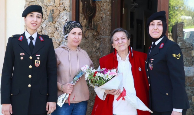 Türkiye'nin ilk kadın subayına anlamlı ziyaret