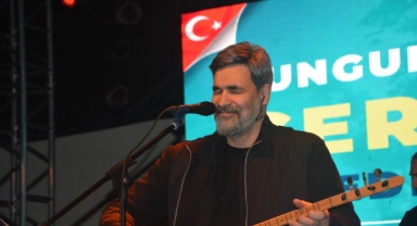 Uğur Işılak konserinde salon doldu taştı