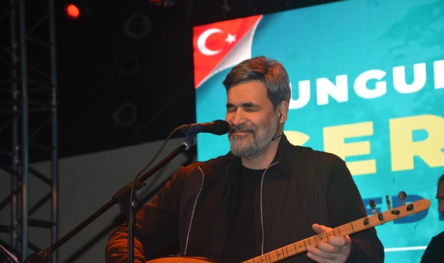 Uğur Işılak konserinde salon doldu taştı