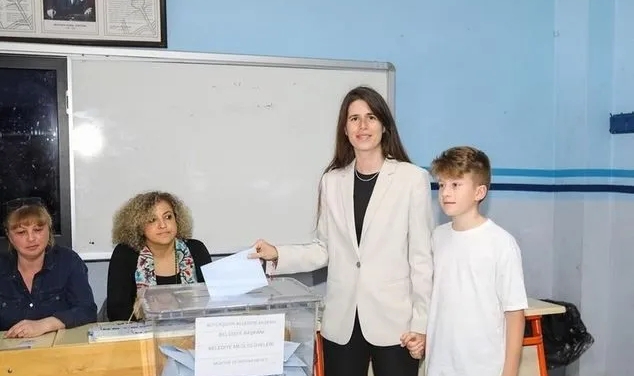 Ünlü adaylar oylarını kullandı