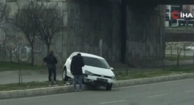 Virajı alamayan otomobil refüje çıktı