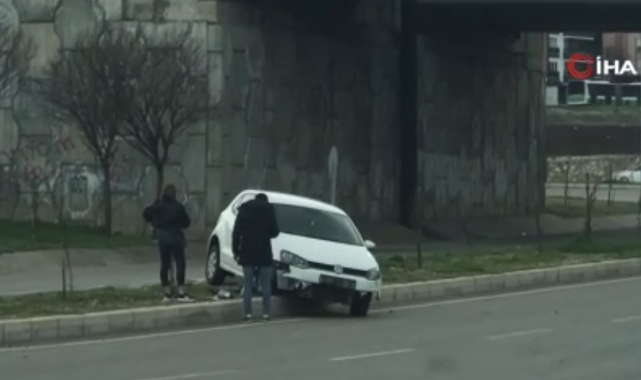 Virajı alamayan otomobil refüje çıktı