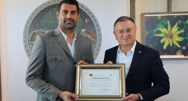 Volkan Demirel’e, Hatay fahri hemşerilik beratı verildi