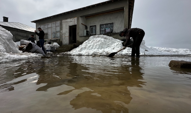 Yağış ardından evi ve odunluğu su altında kaldı