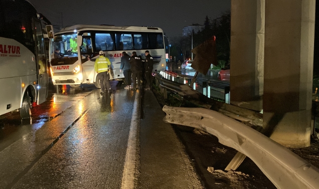 Yağmur sebebiyle kayganlaşan yolda işçi servisi bariyere çarptı: 1 yaralı