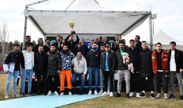 Yahyalıspor kupasını aldı