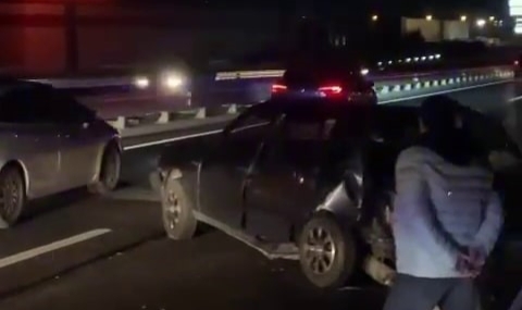 Yeni açılan köprülü kavşakta iki otomobil çarpıştı