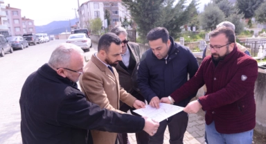 Yeniceköy'de yol kaplama ve tretuvar çalışmaları sürüyor