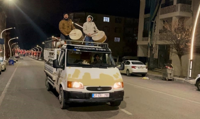 Yozgat’ta kamyonetin kasasında davul çalıyorlar