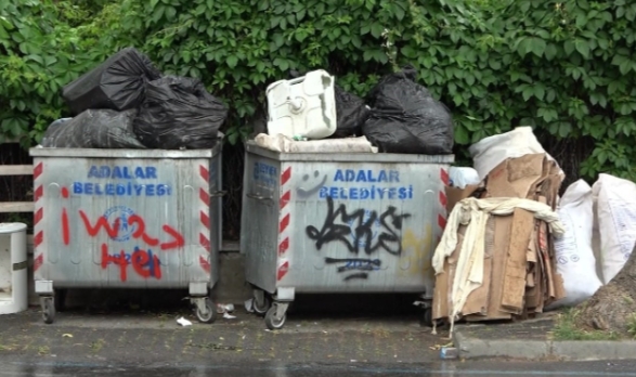 Adalar’da çöplerden ve otlardan geçilmiyor