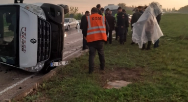 Adana'da minibüs devrildi: 5 yaralı