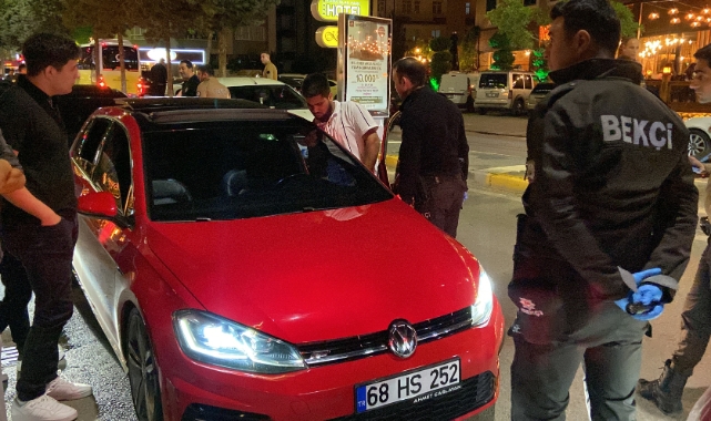 Aksaray’da araç camlarındaki filmler bir bir söküldü
