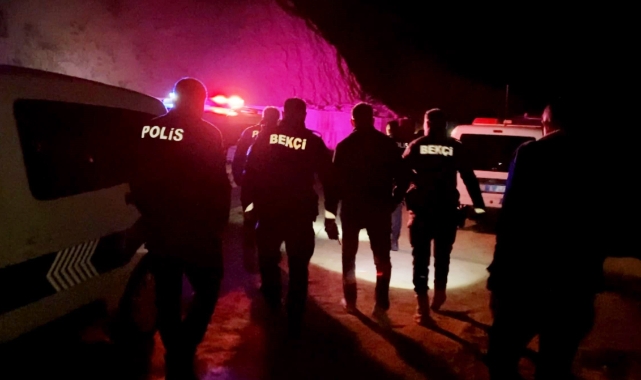 Alacaklısının mezarını açıp, cesedini yakmaya çalıştı