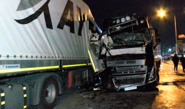 Alkollü TIR şoförü park halindeki 2 TIR'a çarptı