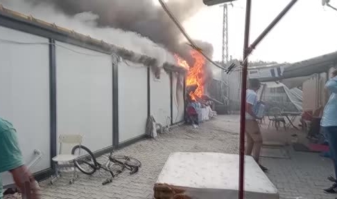 Antakya’da konteyner kentte yangın