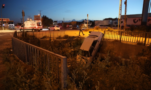 Antakya’da Tofaş otomobil su kanalına uçtu: 1 yaralı