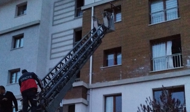 Apartmanın iki kat koridorunu ateşe verdi