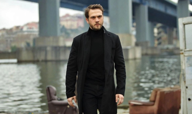 Aras Bulut İynemli yine bir oyuncuya gönlünü kaptırdı!