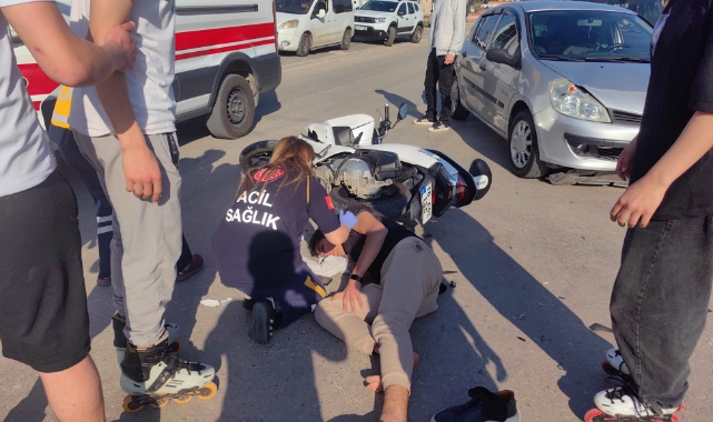 Aynı anda 2 otomobille çarpışan motosikletin sürücüsü yaralandı