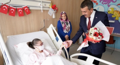 Bakan Tekin hastanedeki çocukların bayramını kutladı