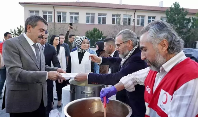 Bakan Tekin Mamak Fen Lisesi'nde iftara katıldı