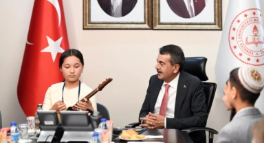 Bakan Tekin Türki Cumhuriyetlerden gelen çocuklarla buluştu