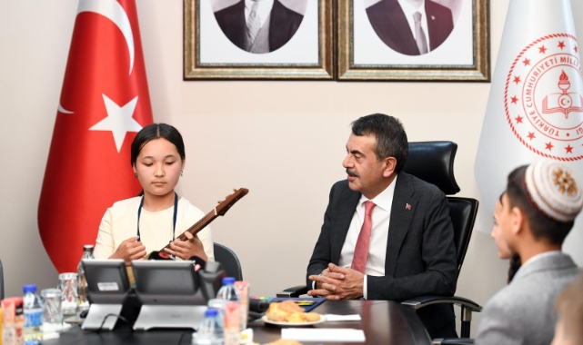 Bakan Tekin Türki Cumhuriyetlerden gelen çocuklarla buluştu