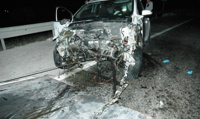 Bariyerlere çarpan otomobilin motoru yerinden fırladı: 4 yaralı