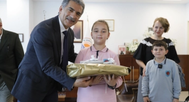 Başkan Şükrü Deviren makamını çocuklara devretti