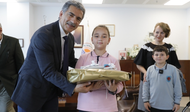 Başkan Şükrü Deviren makamını çocuklara devretti