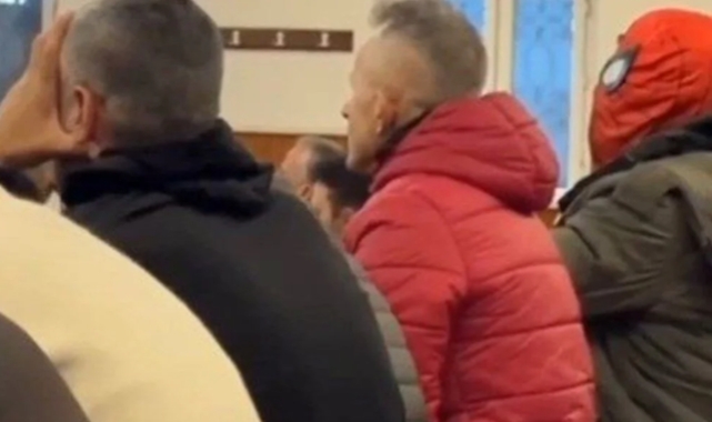 Bayram namazına 'Örümcek Adam' kostümüyle gitti