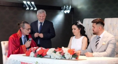 Belediye başkanı seçilen Erdal Beşikçioğlu ilk nikahını kıydı