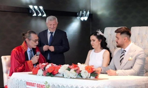 Belediye başkanı seçilen Erdal Beşikçioğlu ilk nikahını kıydı
