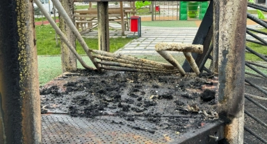 Belediyenin yaptırdığı çocuk parkı kundaklandı