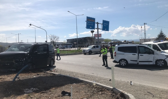 Bingöl’de minibüs ve hafif ticari araç çarpıştı: 15 yaralı