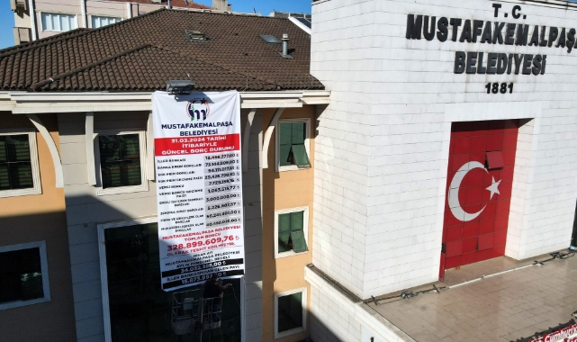 Borç listesi belediye binasına asıldı!