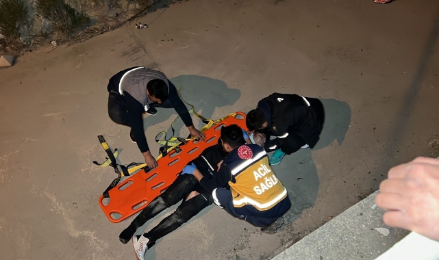 Burdur’da virajı alamayan motosikletli dereye uçarak yaralandı