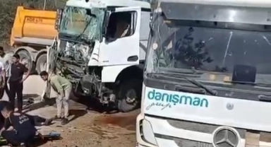 Bursa'da  2 hafriyat kamyonu kafa kafaya çarpıştı