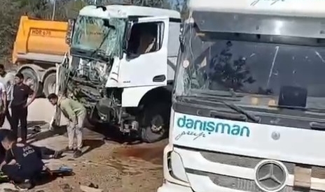 Bursa'da  2 hafriyat kamyonu kafa kafaya çarpıştı