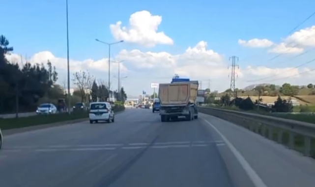 Bursa'da aksı yamuk kamyonu görenler gözlerine inanamadı