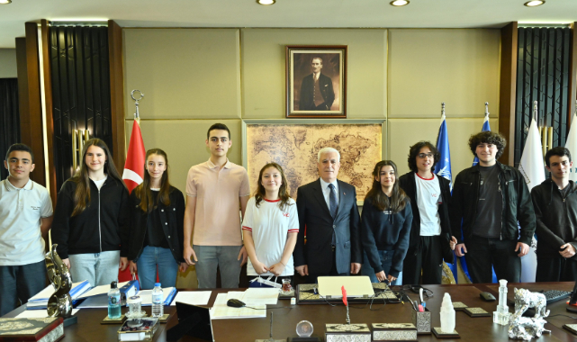 Bursa'da başarılı çocuklar ödüllendirildi