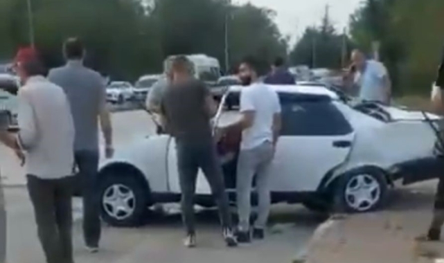 Bursa'da iki otomobil kafa kafaya çarpıştı!