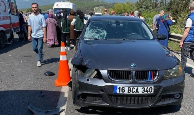 Bursa'da mezarlık ziyaretine giden 2 kadına araba çarptı