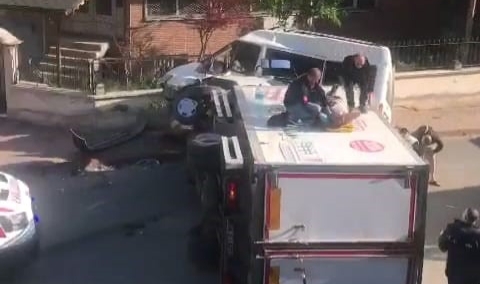 Bursa'da minibüs ile kamyonet çarpıştı