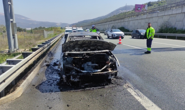 Bursa’da seyir halindeki otomobil alev alev yandı