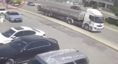 Bursa'da TIR’ın çarptığı otomobilin refüje çıktı