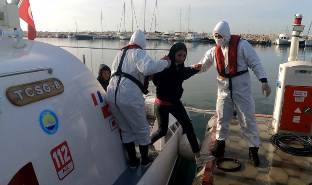 Çanakkale'de 14 kaçak göçmen kurtarıldı