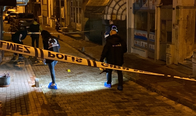 Çay ocağının camını kıran şahsı vurdu