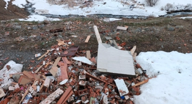 Çığ yayla evlerini yerle bir etti