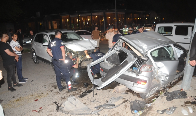 Cizre’de 2 otomobil kafa kafaya çarpıştı: 3 yaralı